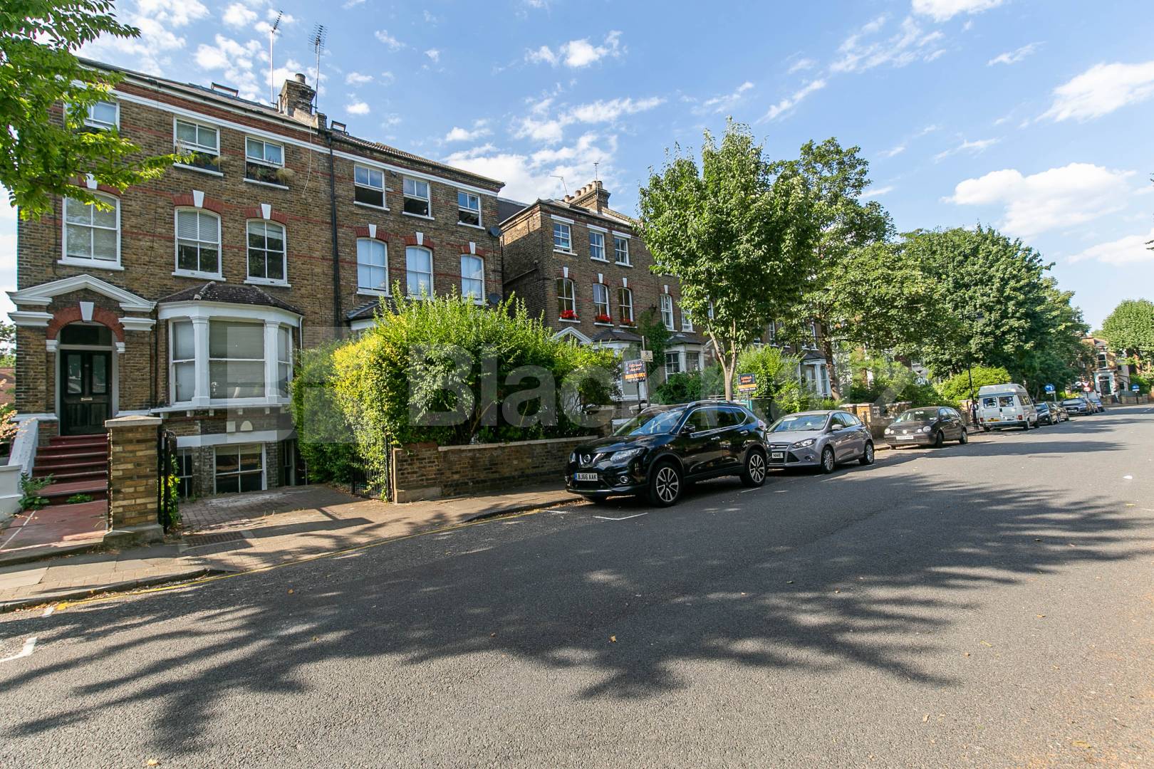 Bright and Modern 3 bedroom on a tree line street within a conservation area  Hartham Road  , Hillmarton Conservation Area 